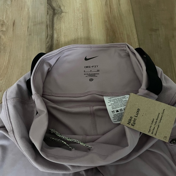 Lululemon SenseKnit Running HR Short 10. Brooks Method 8. Nike Epic Luxe. - Picture 5 of 11